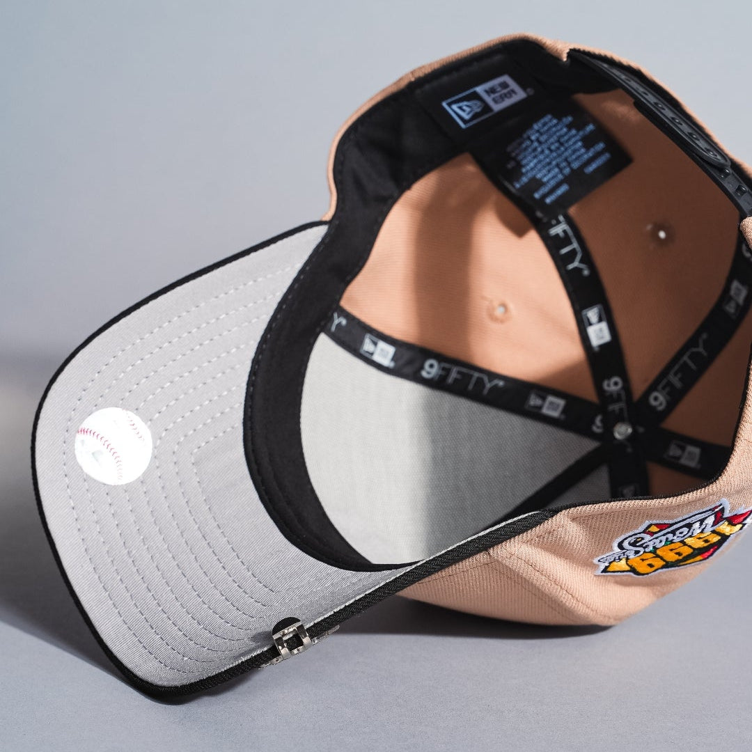 NEW ERA 9FIFTY A-FRAME LIGHT KHAKI/BLACK NEW YORK YANKEES SNAPBACK W/ 1999 WORLD SERIES SIDE PATCH