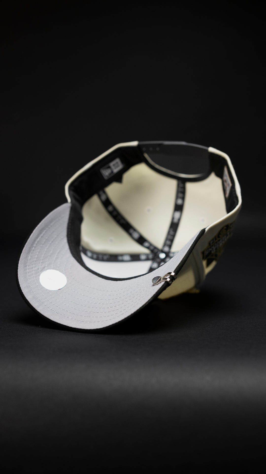 NEW ERA EXCLUSIVE 9FIFTY CHROME/BLACK SAN FRANCISCO GIANTS SNAPBACK W/ WORLD CHAMPIONS SIDE PATCH