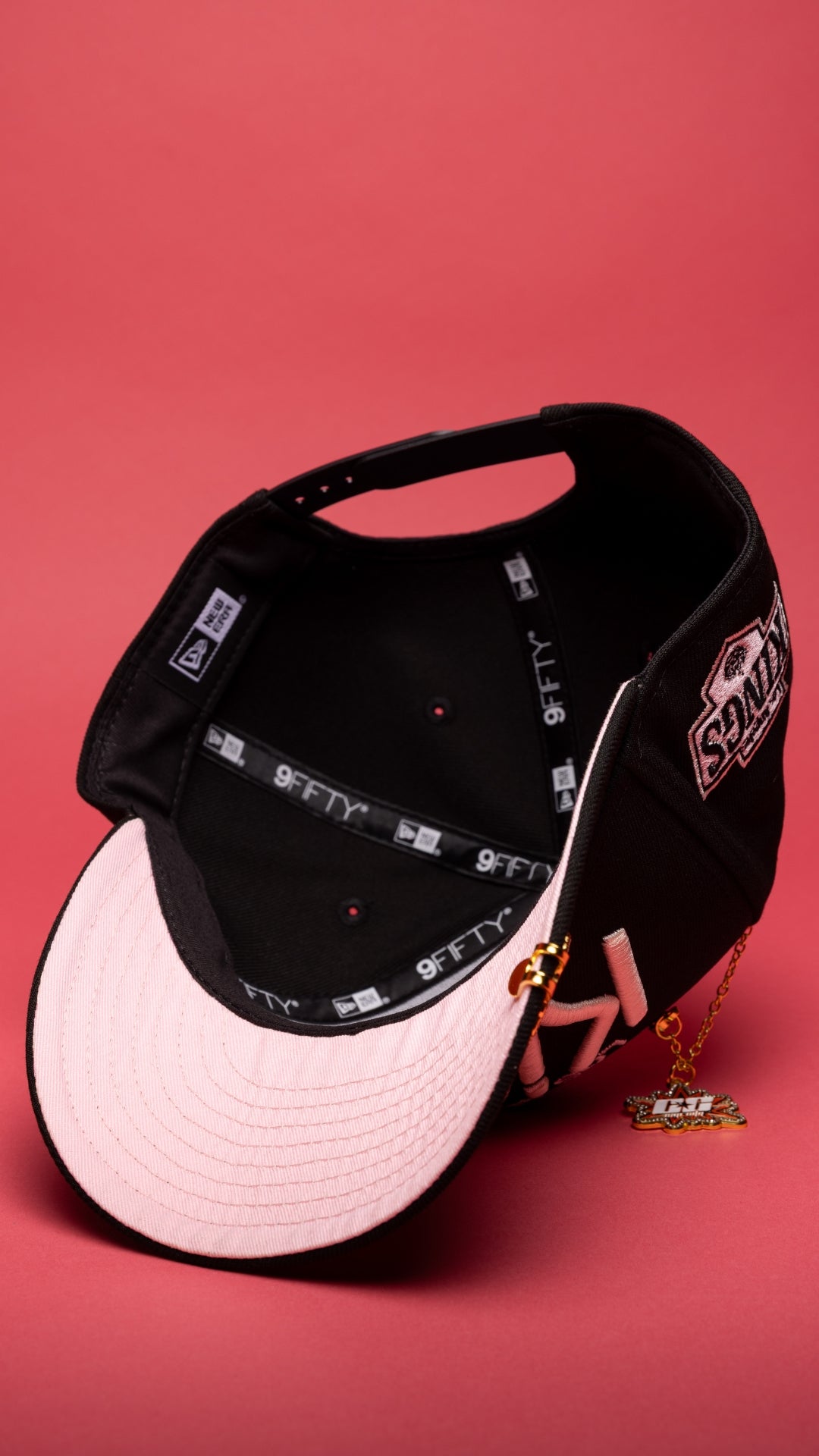 NEW ERA EXCLUSIVE 9FIFTY BLACK LOS ANGELES KINGS SCRIPT SNAPBACK W/ "KINGS" LOGO SIDE PATCH