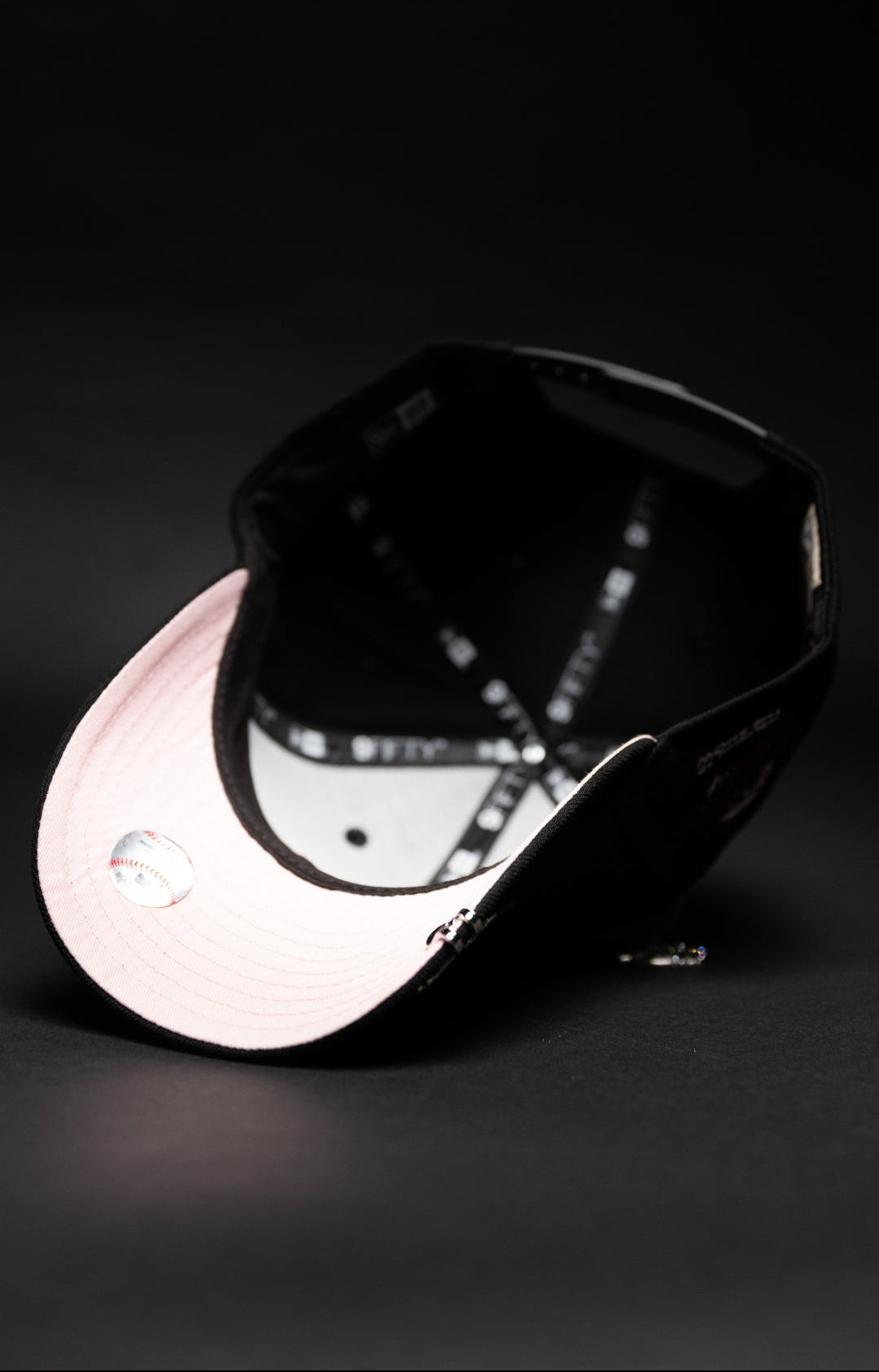 NEW ERA EXCLUSIVE 9FIFTY BLACKED OUT ATLANTA BRAVES SNAPBACK W/ PINK ROSE + 1999 WORLD SERIES SIDE PATCH