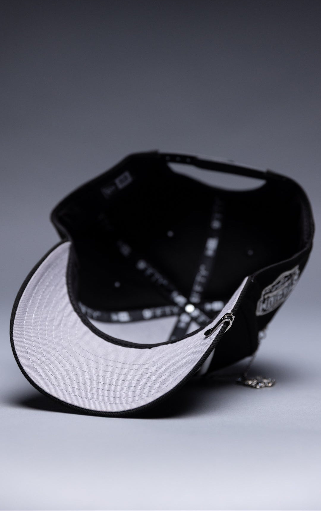 NEW ERA EXCLUSIVE 9FIFTY BLACK LOS ANGELES KINGS SCRIPT SNAPBACK W/ STADIUM SIDE PATCH