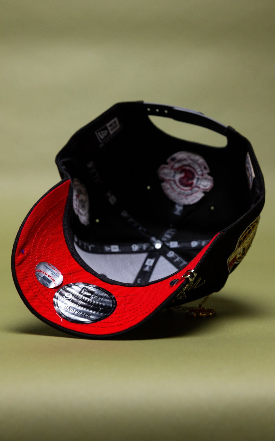NEW ERA EXCLUSIVE 9FIFTY BLACK CHICAGO WHITE SOX SNAPBACK W/ WORLD SERIES EMBROIDERY PATCHES