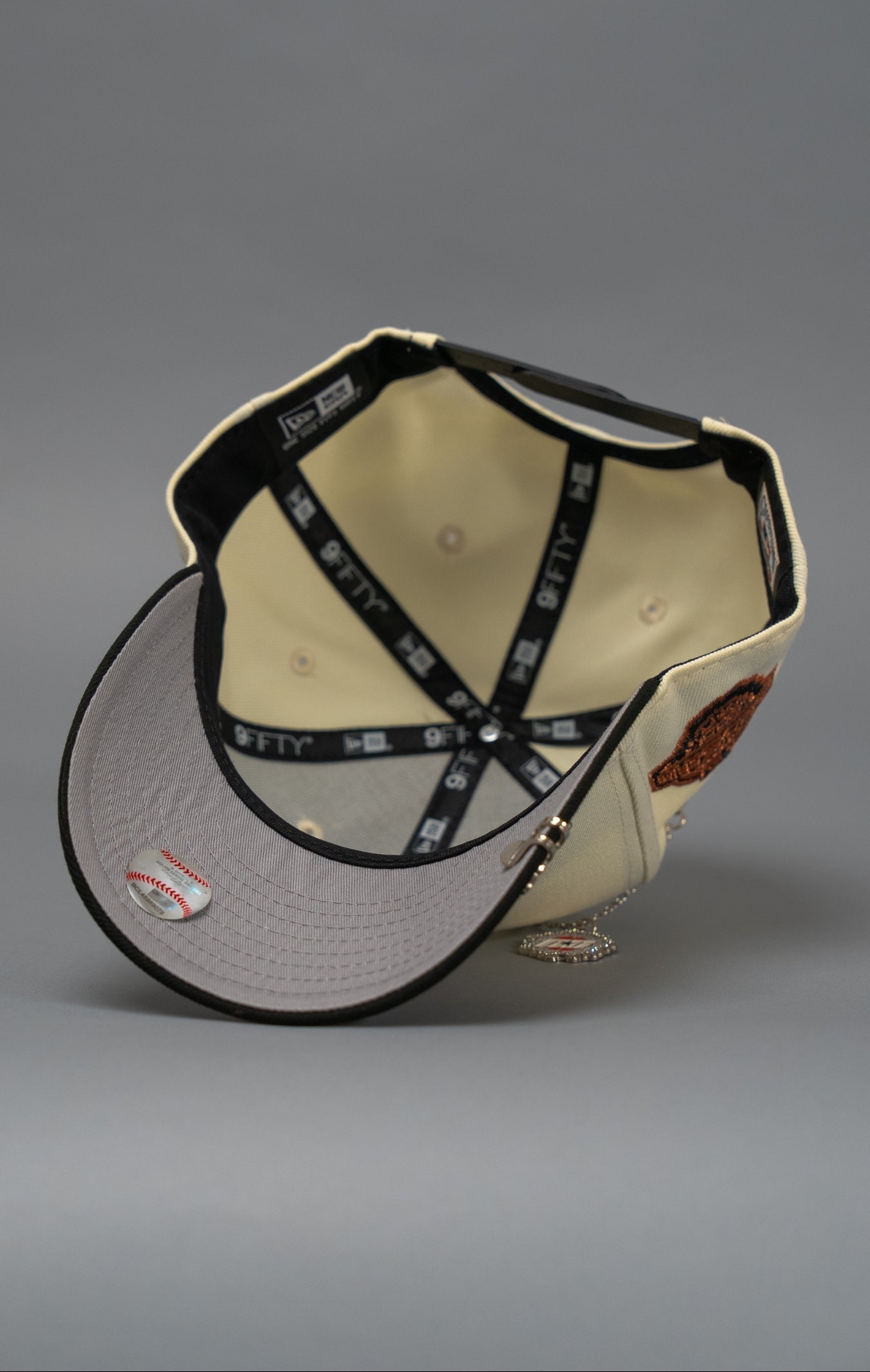 NEW ERA EXCLUSIVE 9FIFTY CHROME/BLACK UPSIDE DOWN ARIZONA DIAMNDBACKS SNAPBACK W/ WORLD SERIES SIDE PATCH