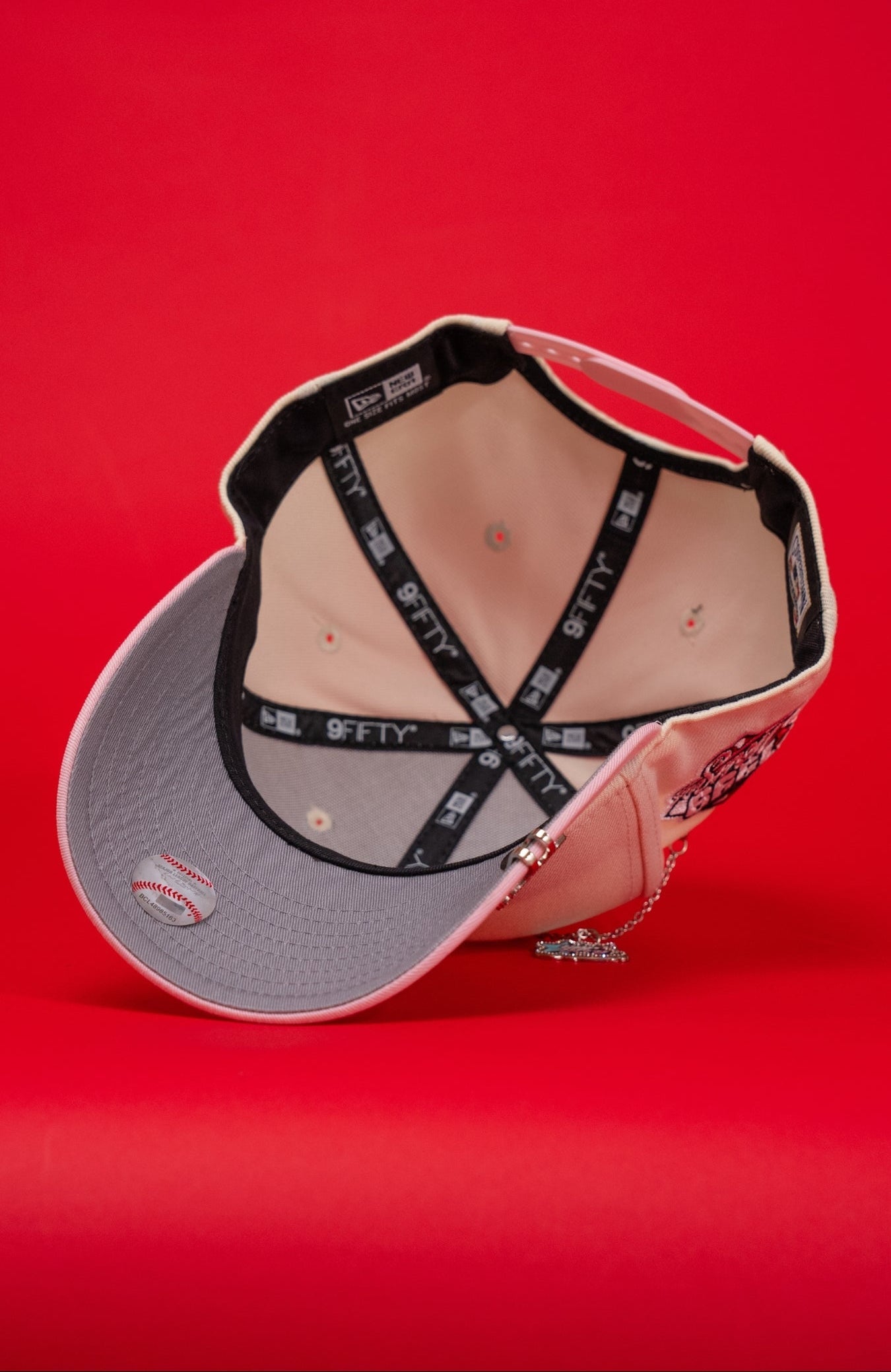 NEW ERA EXCLUSIVE 9FIFTY CHROME/PINK NEW YORK YANKEES SNAPBACK W/ ROSE + 1999 WORLD SERIES SIDE PATCH