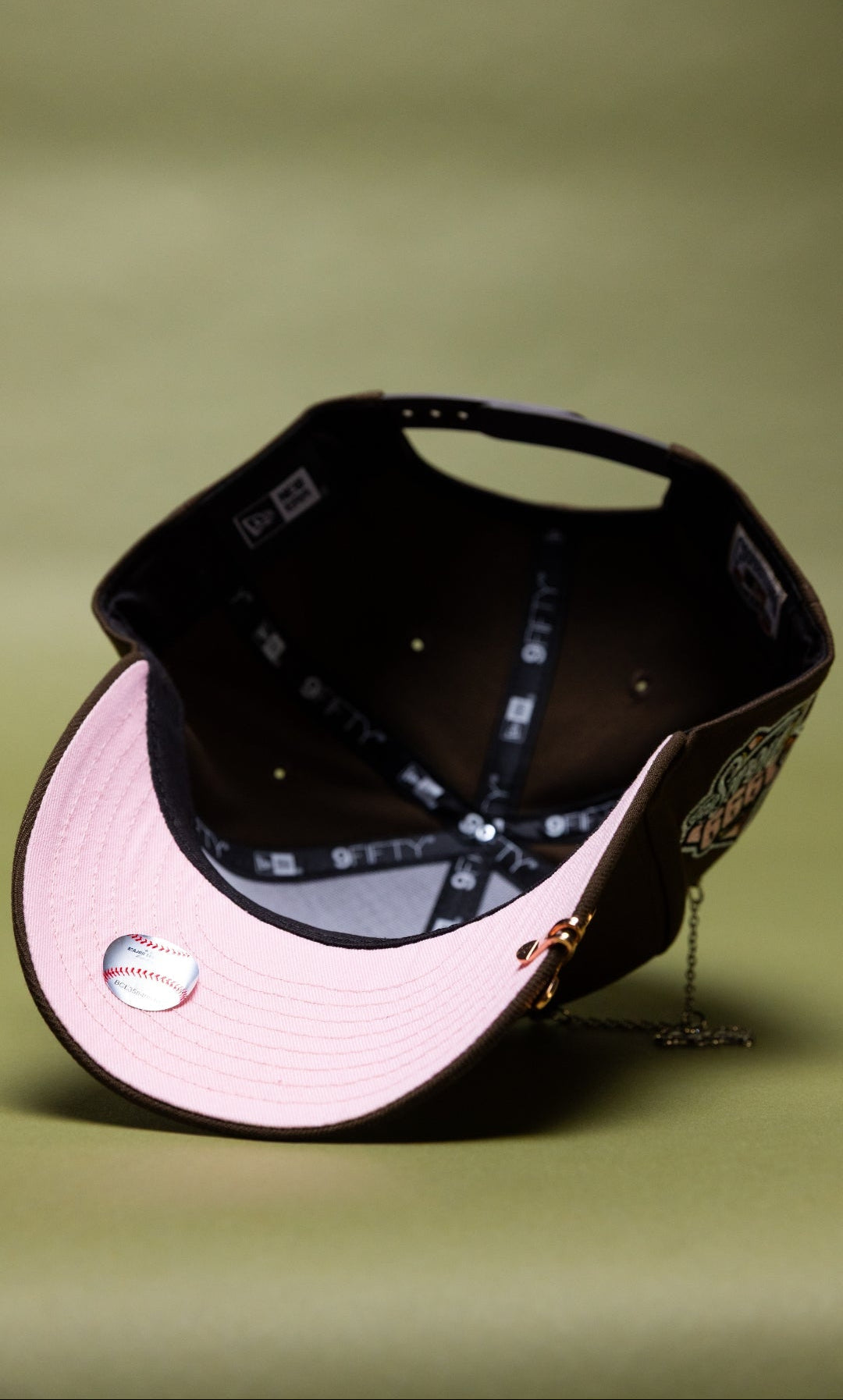 NEW ERA EXCLUSIVE 9FIFTY BROWN ATLANTA BRAVES SCRIPT SNAPBACK W/ 1999 WORLD SERIES SIDE PATCH