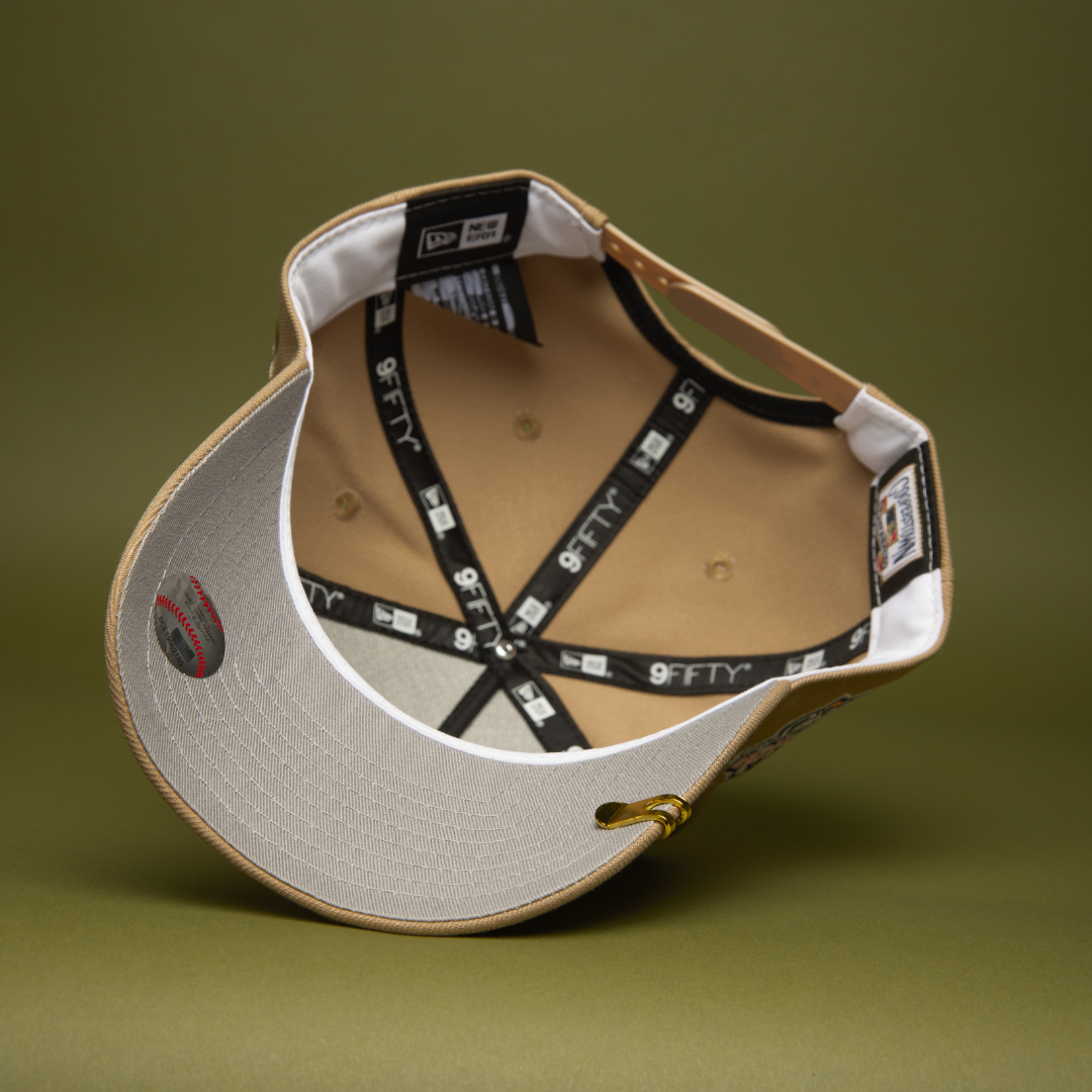 NEW ERA 9FIFTY A-FRAME LIGHT KHAKI NEW YORK YANKEES SNAPBACK W/ 1999 WORLD SERIES SIDE PATCH