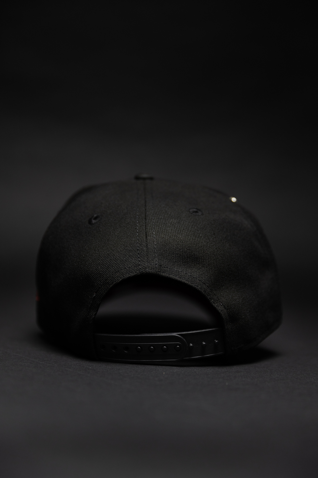 NEW ERA EXCLUSIVE 9FIFTY BLACK ATLANTA BRAVES SNAPBACK W/ WORLD SERIES SIDE PATCH
