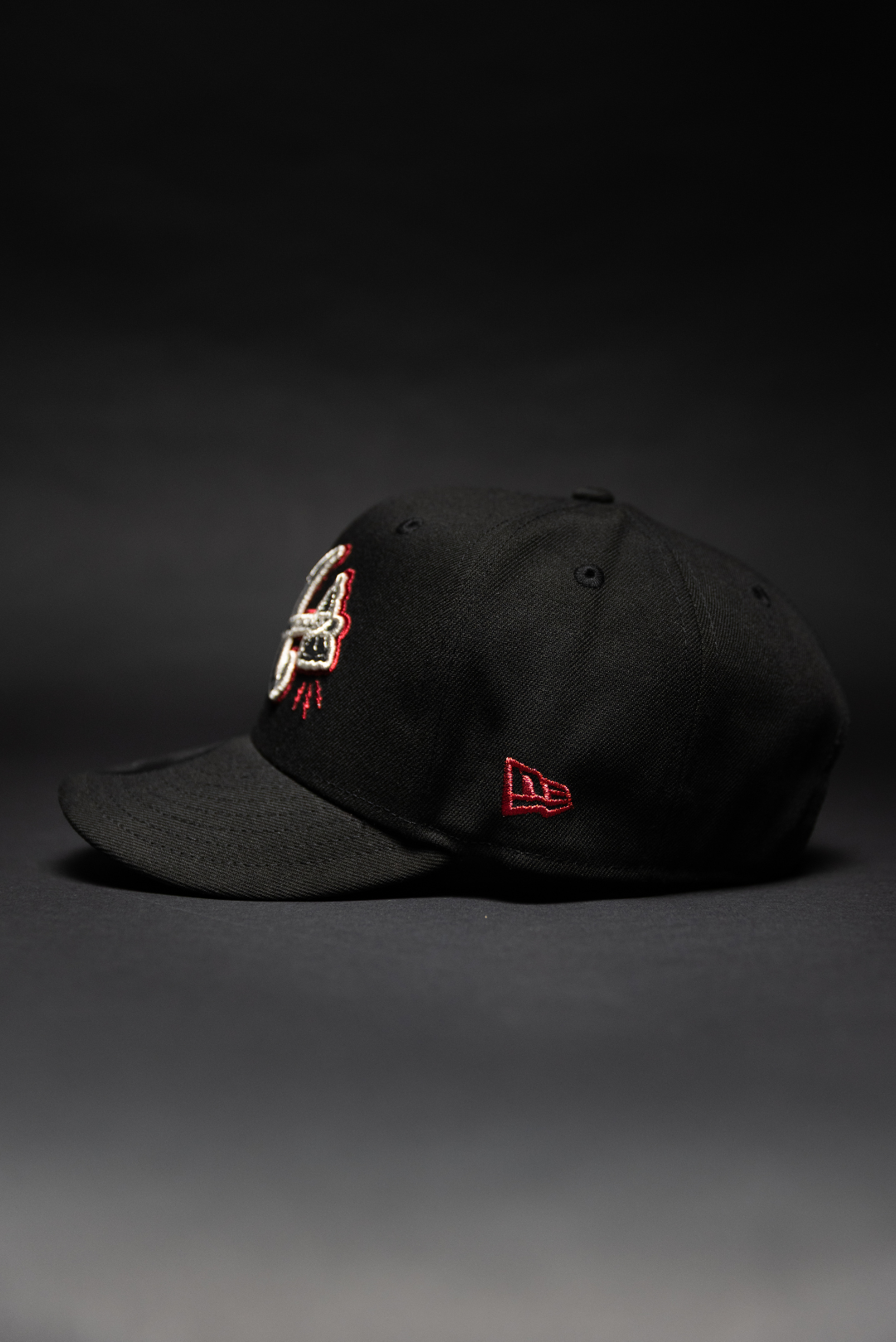 NEW ERA EXCLUSIVE 9FIFTY BLACK ATLANTA BRAVES SNAPBACK W/ WORLD SERIES SIDE PATCH