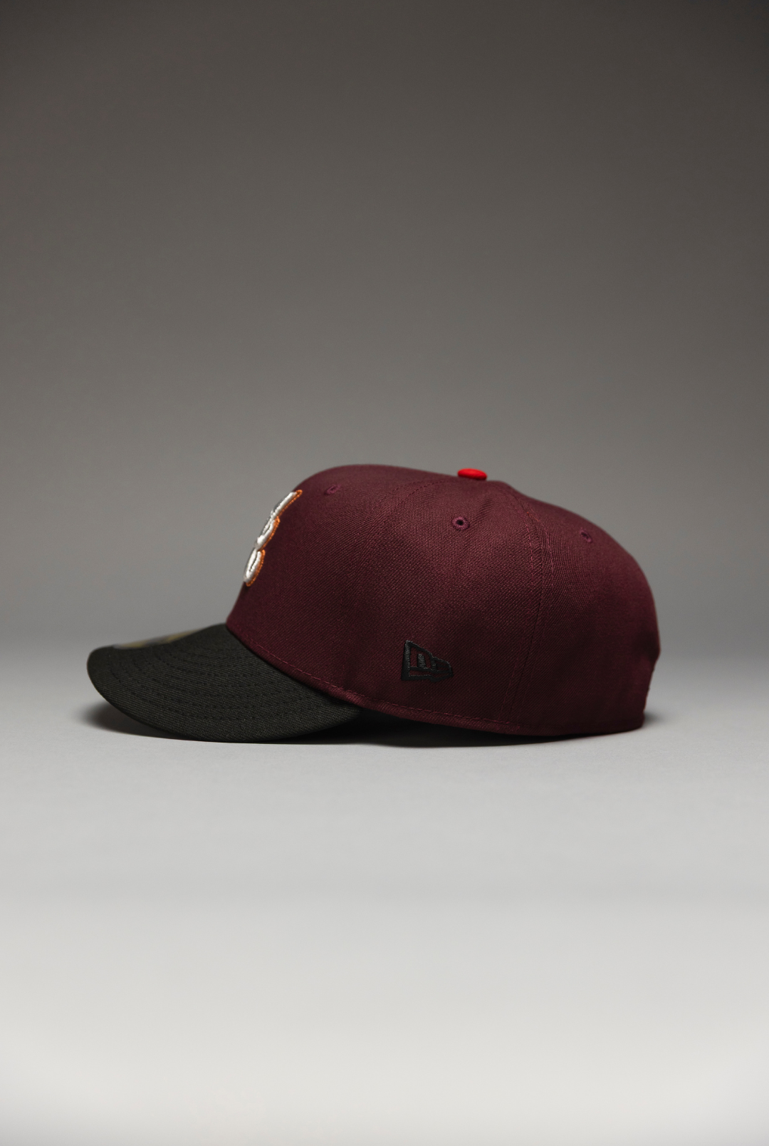 NEW ERA EXCLUSIVE 59FIFTY BURGUNDY//BLACK ATLANTA BRAVES W/ 1999 WORLD SERIES SIDE PATCH