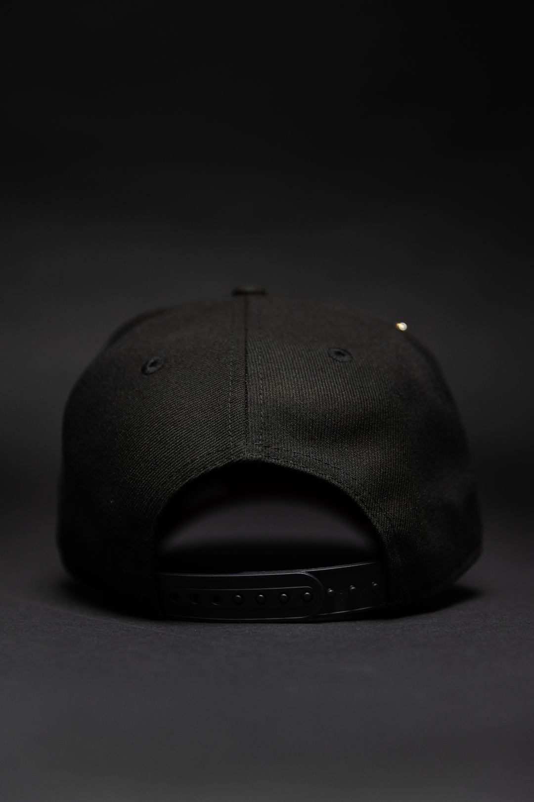 NEW ERA EXCLUSIVE 9FIFTY BLACKED OUT ATLANTA BRAVES SNAPBACK W/ 1999 WORLD SERIES SIDE PATCH