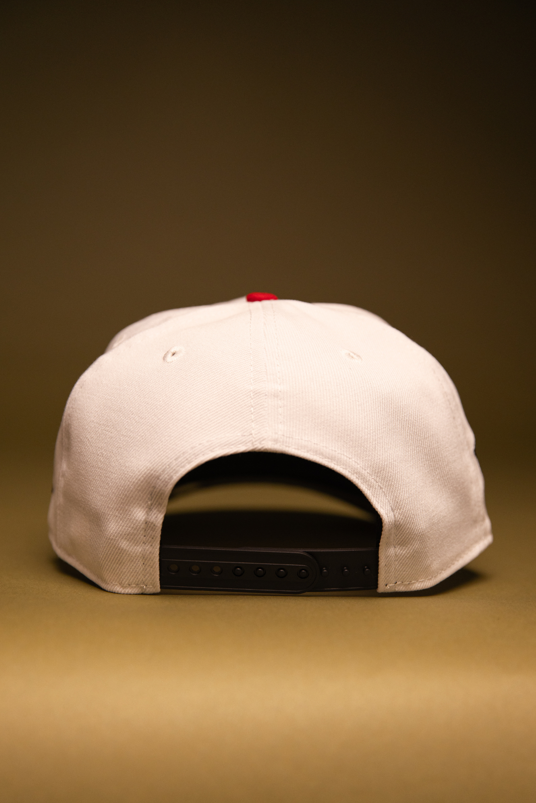 NEW ERA EXCLUSIVE 9FIFTY PEARL WHITE ATLANTA BRAVES SNAPBACK W/ 1995 WORLD SERIES SIDE PATCH