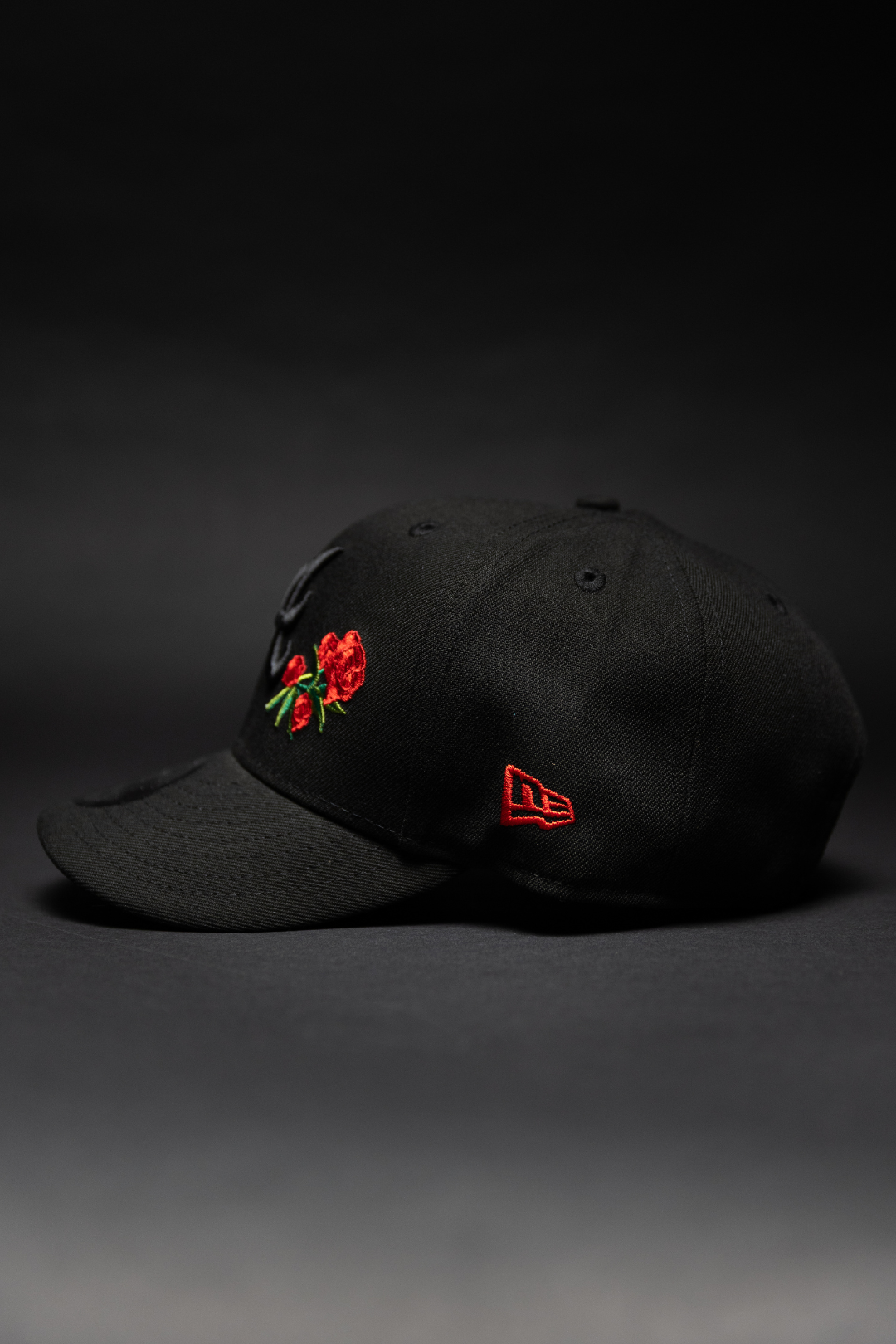 NEW ERA EXCLUSIVE 9FIFTY BLACKED OUT ATLANTA BRAVES SNAPBACK W/ 1999 WORLD SERIES SIDE PATCH