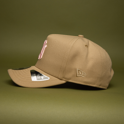 NEW ERA 9FIFTY A-FRAME LIGHT KHAKI NEW YORK YANKEES SNAPBACK W/ 1999 WORLD SERIES SIDE PATCH