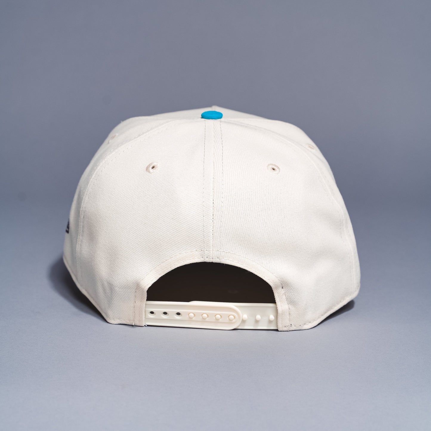 NEW ERA 9FIFTY A-FRAME CHROME/GREY ATLANTA BRAVES SNAPBACK W/ 1999 WORLD SERIES SIDE PATCH