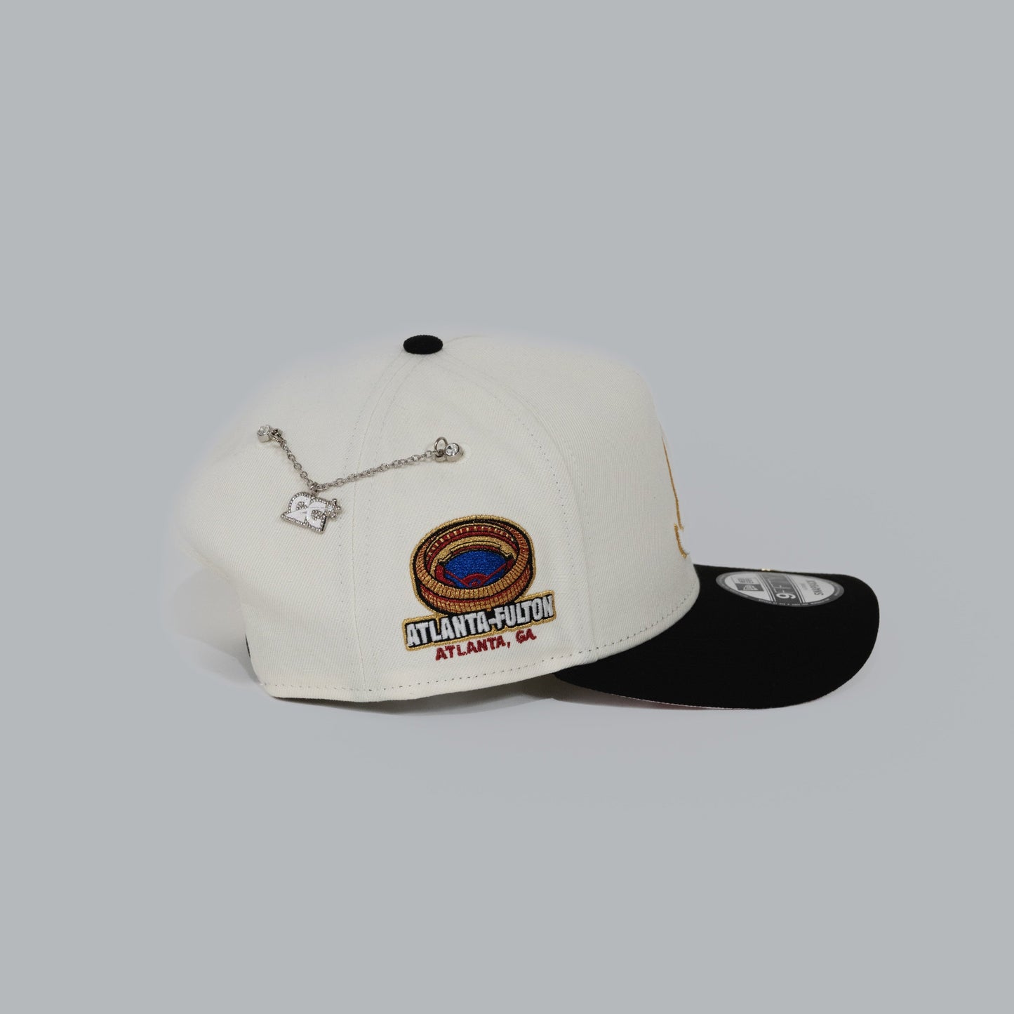 NEW ERA EXCLUSIVE 9FIFTY A-FRAME CHROME/ BLACK ATLANTA BRAVES SNAPBACK W/ ATLANTA-FULTON SIDE PATCH