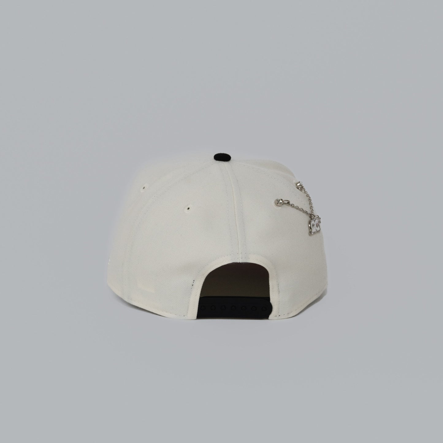 NEW ERA EXCLUSIVE 9FIFTY A-FRAME CHROME/ BLACK ATLANTA BRAVES SNAPBACK W/ ATLANTA-FULTON SIDE PATCH