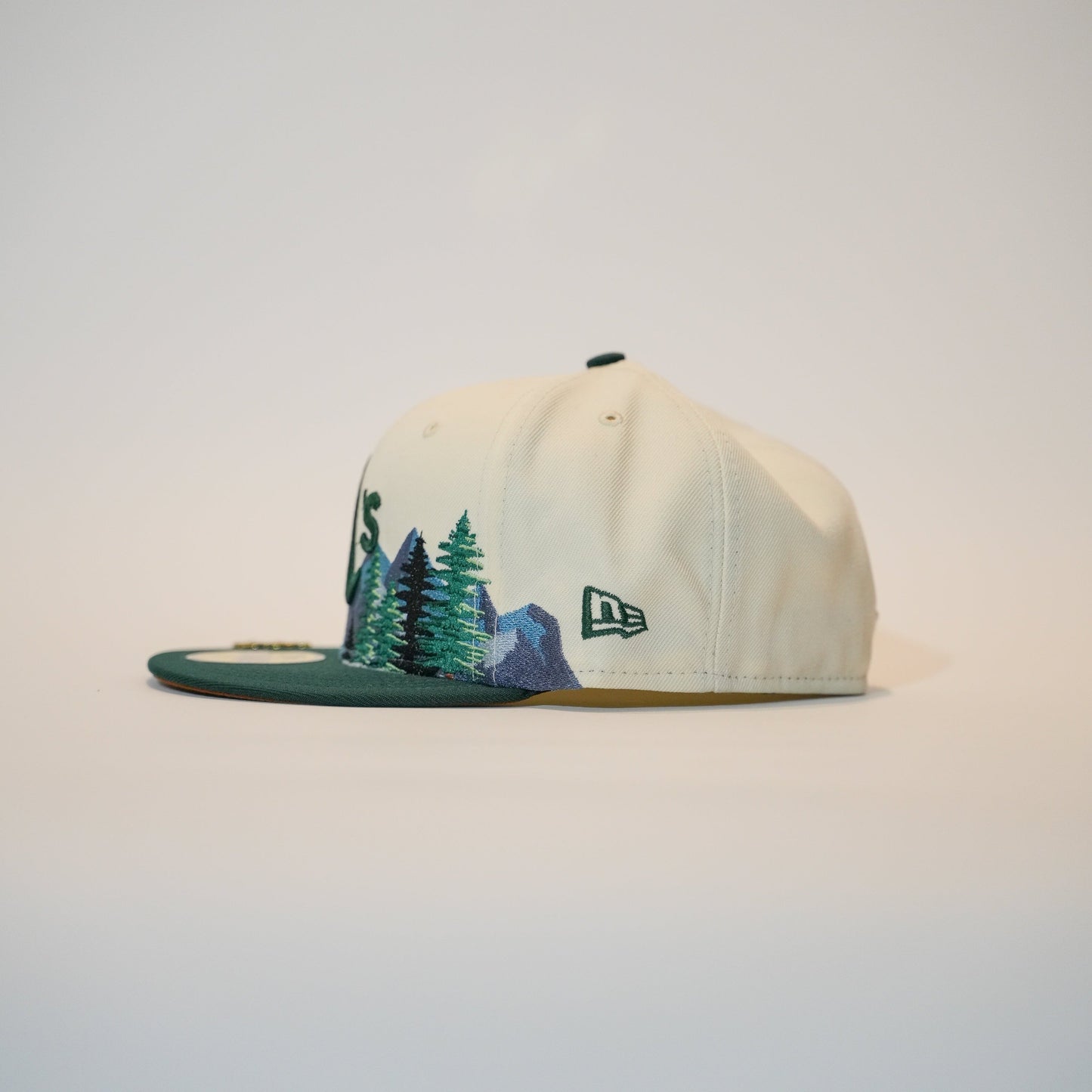 NEW ERA EXCLUSIVE 59FIFTY CHROME/FOREST GREEN OAKLAND ATHLETICS W/ PINE TREES