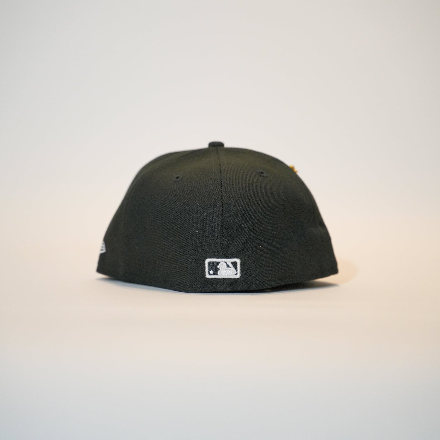 NEW ERA EXCLUSIVE 59FIFTY BLACK ATLANTA BRAVES W/ 2021 WORLD SERIES SIDE PATCH