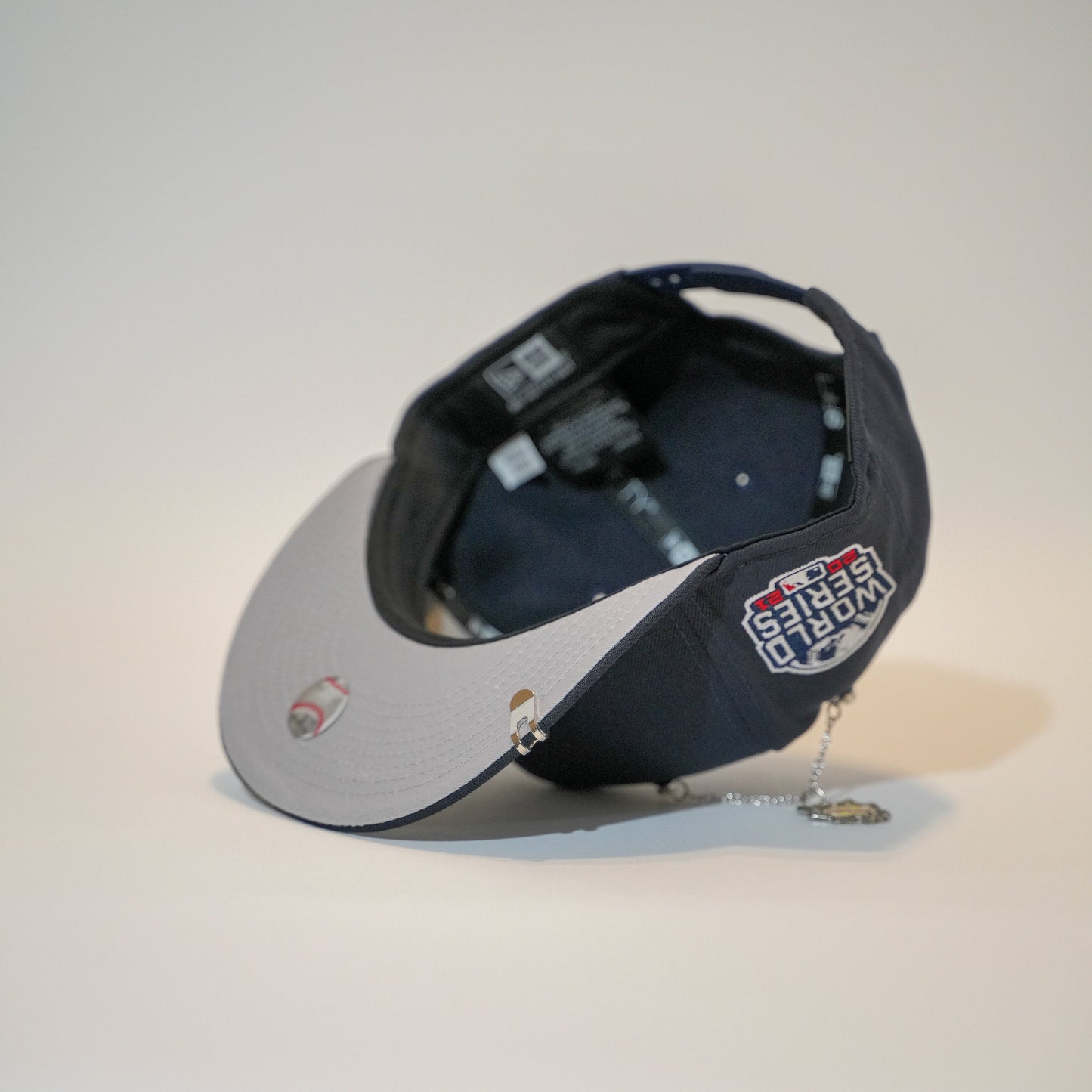NEW ERA EXCLUSIVE 9FIFTY NAVY ATLANTA BRAVES SNAPBACK W/ 2021 WORLD SERIES SIDE PATCH