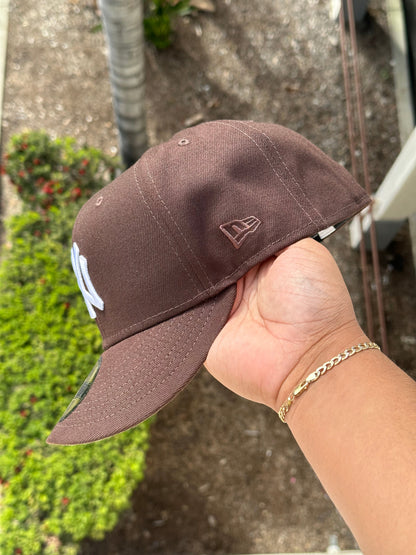 NEW ERA EXCLUSIVE 59FIFTY BROWN NEW YORK YANKEES W/ 1999 WORLD SERIES PATCH