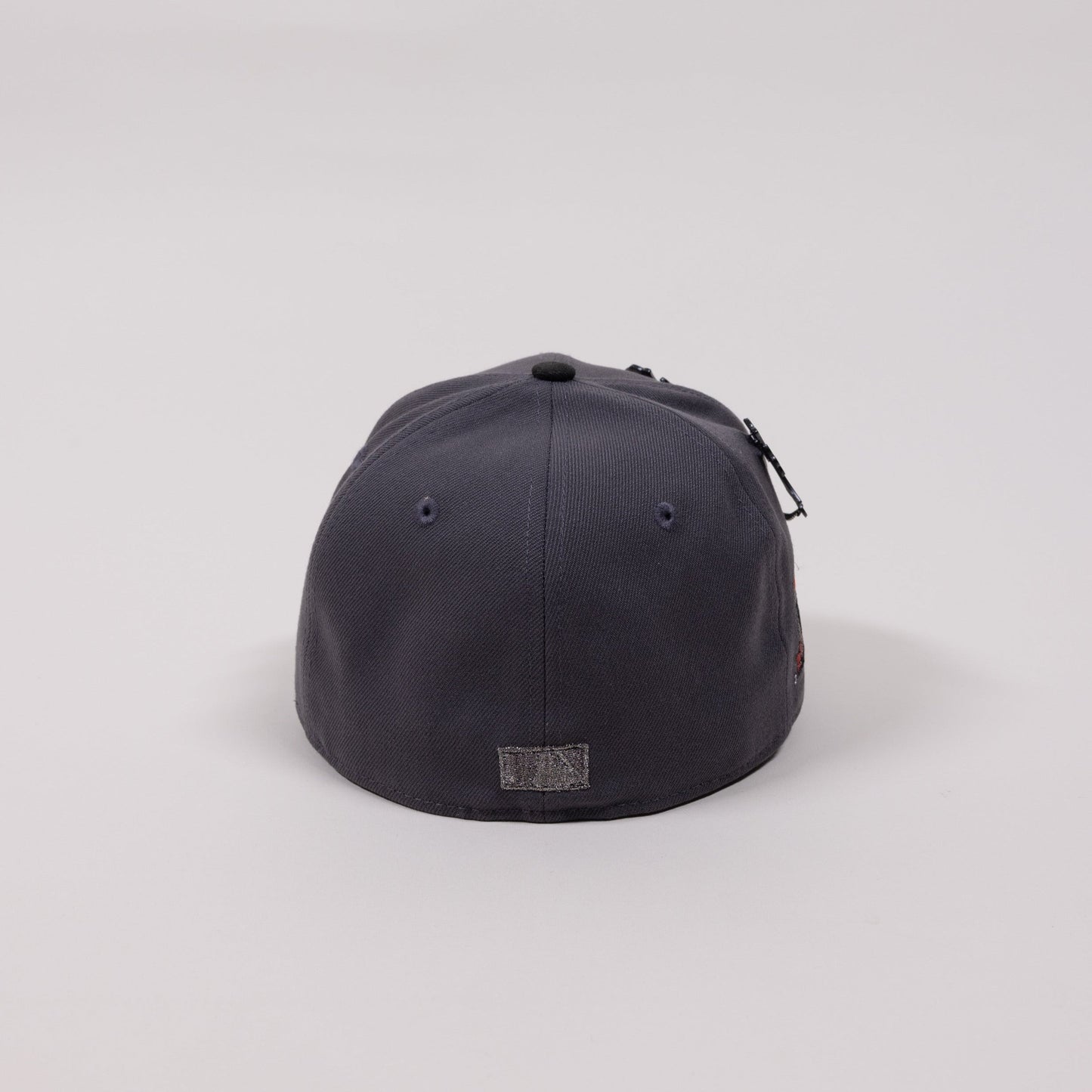 NEW ERA 59FIFTY GREY/ BLACK ATLANTA BRAVES SCRIPT W/ 40TH ANNIVERSARY SIDE PATCH