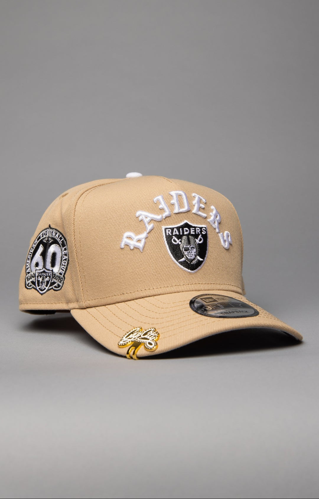 NEW ERA 9FIFTY A-FRAME LIGHT KHAKI LAS VEGAS RAIDERS SNAPBACK W/ 60TH ANNIVERSARY SIDE PATCH