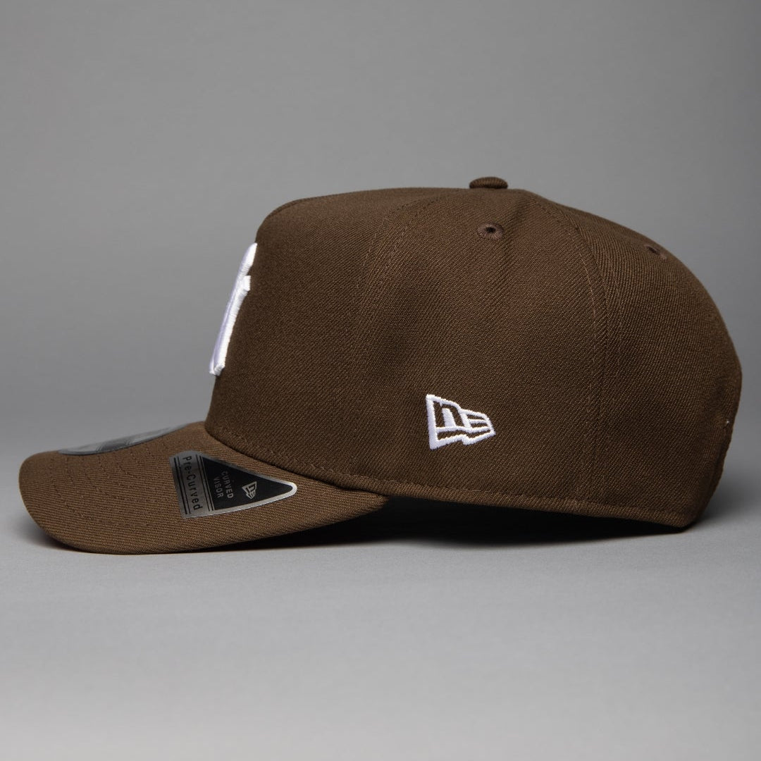 NEW ERA 9FIFTY A-FRAME BROWN NEW YORK YANKEES SNAPBACK W/ 1999 WORLD SERIES SIDE PATCH