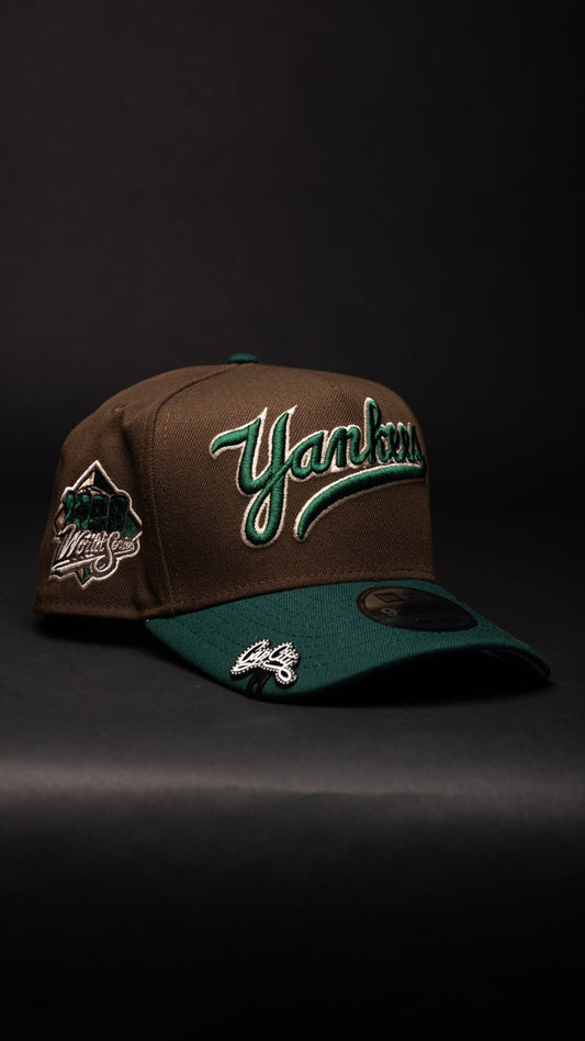 NEW ERA 9FIFTY A-FRAME BROWN/FOREST GREEN NEW YORK YANKEES SNAPBACK W/ 1999 WORLD SERIES SIDE PATCH