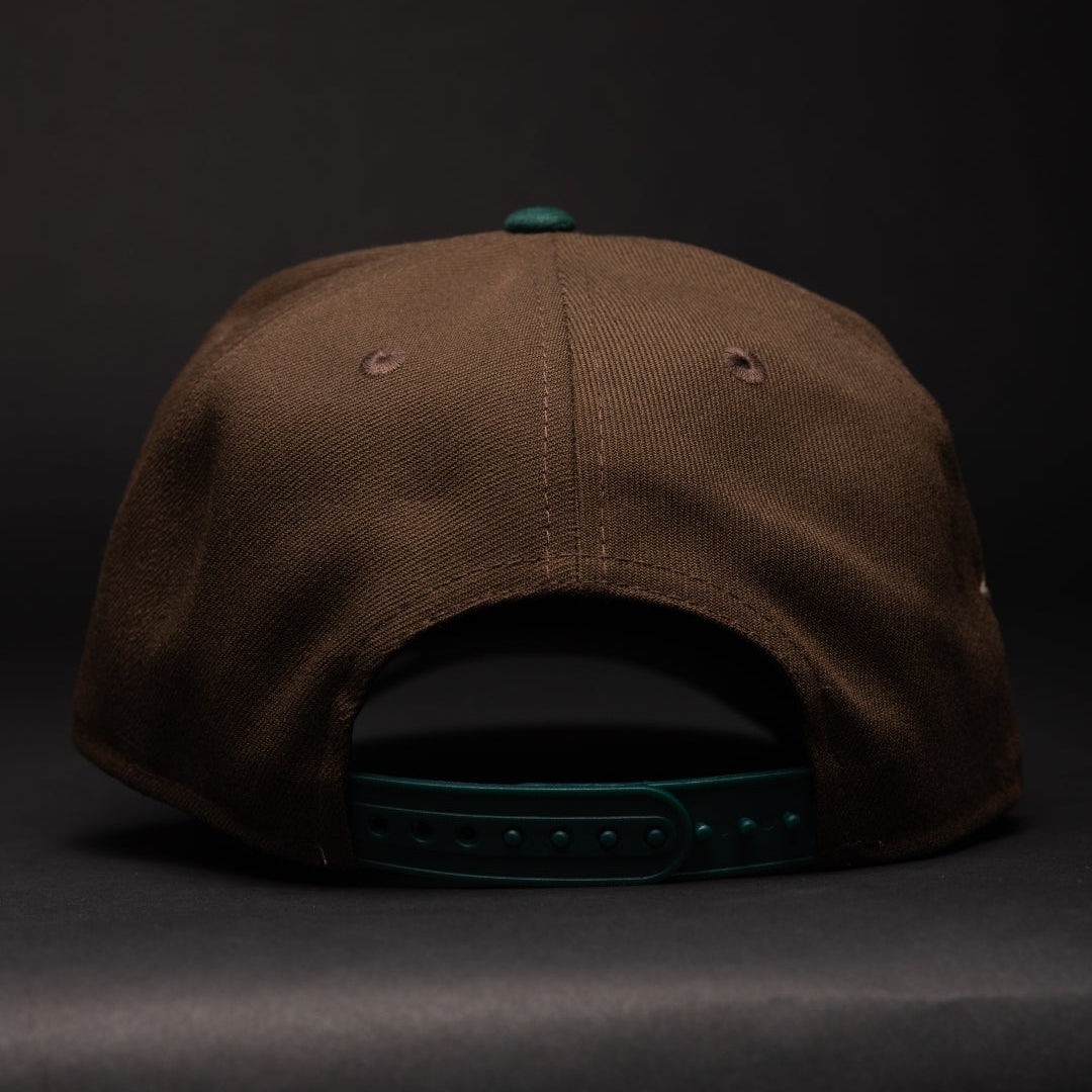 NEW ERA 9FIFTY A-FRAME BROWN/FOREST GREEN NEW YORK YANKEES SNAPBACK W/ 1999 WORLD SERIES SIDE PATCH