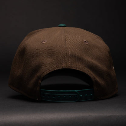 NEW ERA 9FIFTY A-FRAME BROWN/FOREST GREEN NEW YORK YANKEES SNAPBACK W/ 1999 WORLD SERIES SIDE PATCH