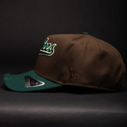 NEW ERA 9FIFTY A-FRAME BROWN/FOREST GREEN NEW YORK YANKEES SNAPBACK W/ 1999 WORLD SERIES SIDE PATCH