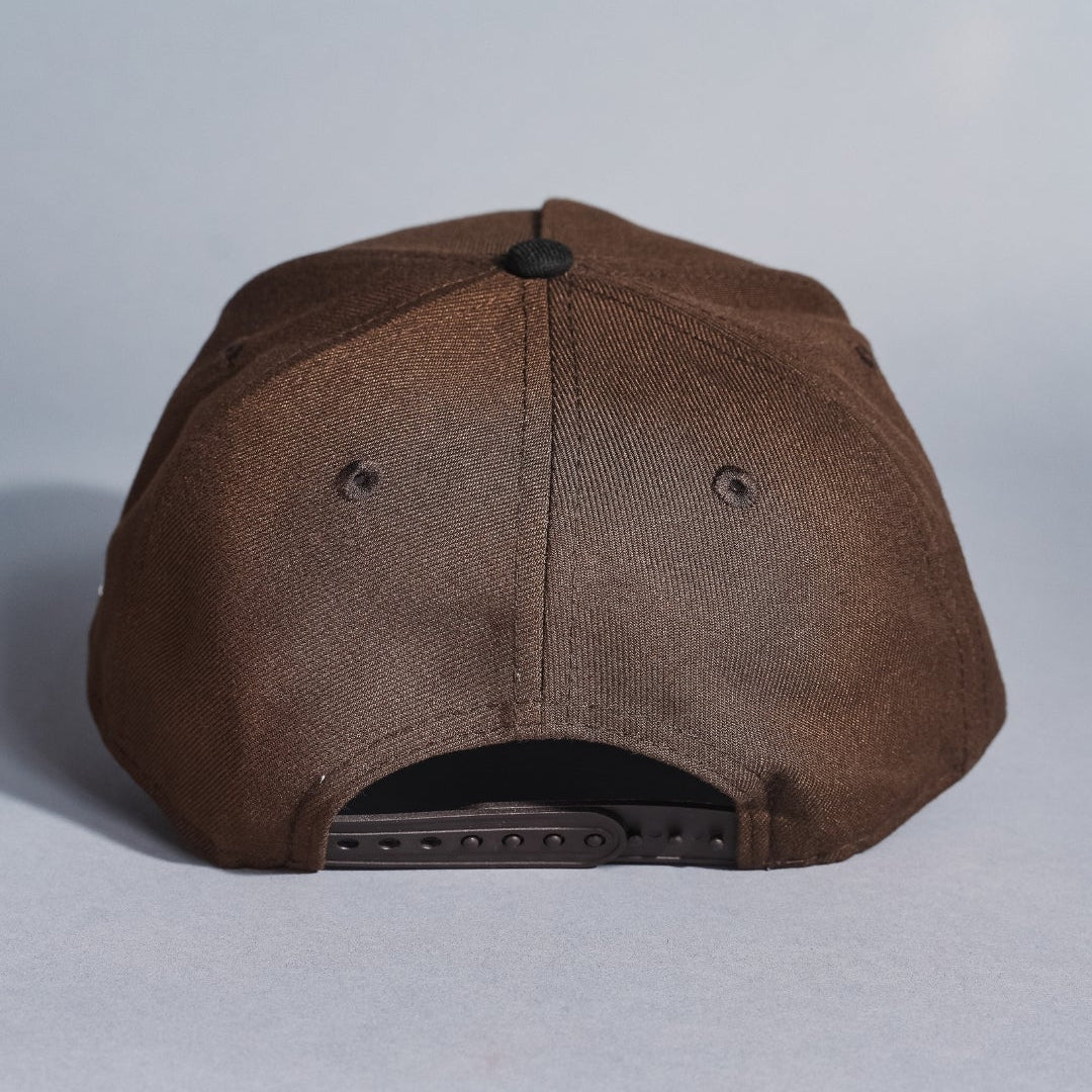 NEW ERA 9FIFTY A-FRAME BROWN/BLACK ATLANTA BRAVES SNAPBACK W/ 1999 WORLD SERIES SIDE PATCH