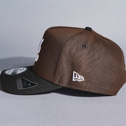NEW ERA 9FIFTY A-FRAME BROWN/BLACK ATLANTA BRAVES SNAPBACK W/ 1999 WORLD SERIES SIDE PATCH