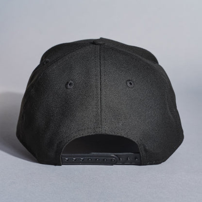 NEW ERA 9FIFTY A-FRAME BLACKED OUT NEW YORK YANKEES SNAPBACK W/ 1999 WORLD SERIES SIDE PATCH