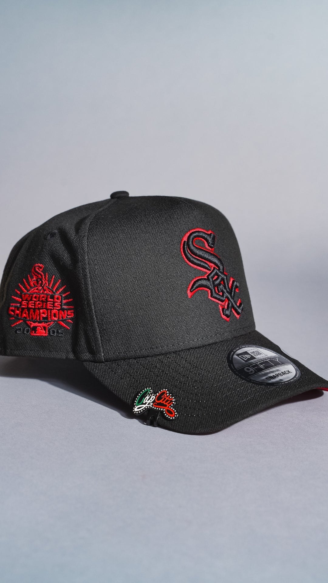 NEW ERA 9FIFTY A-FRAME BLACK CHICAGO WHITE SOX SNAPBACK W/ OUTLINE + WORLD SERIES CHAMPIONS SIDE PATCH