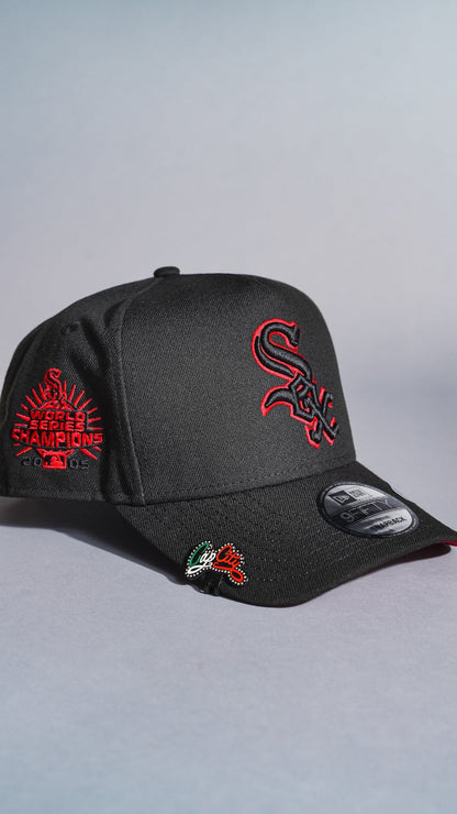 NEW ERA 9FIFTY A-FRAME BLACK CHICAGO WHITE SOX SNAPBACK W/ OUTLINE + WORLD SERIES CHAMPIONS SIDE PATCH