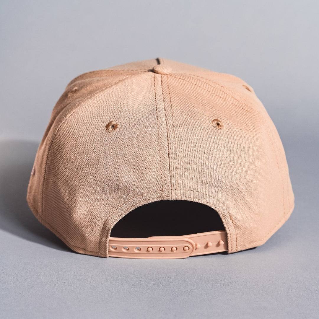 NEW ERA 9FIFTY A-FRAME LIGHT KHAKI NEW YORK YANKEES SNAPBACK W/ 1999 WORLD SERIES SIDE PATCH