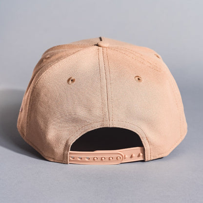 NEW ERA 9FIFTY A-FRAME LIGHT KHAKI NEW YORK YANKEES SNAPBACK W/ 1999 WORLD SERIES SIDE PATCH
