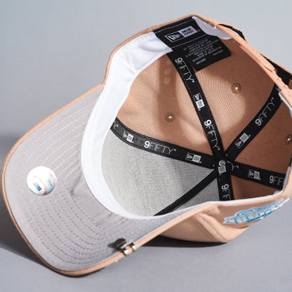 NEW ERA 9FIFTY A-FRAME LIGHT KHAKI NEW YORK YANKEES SNAPBACK W/ 1999 WORLD SERIES SIDE PATCH
