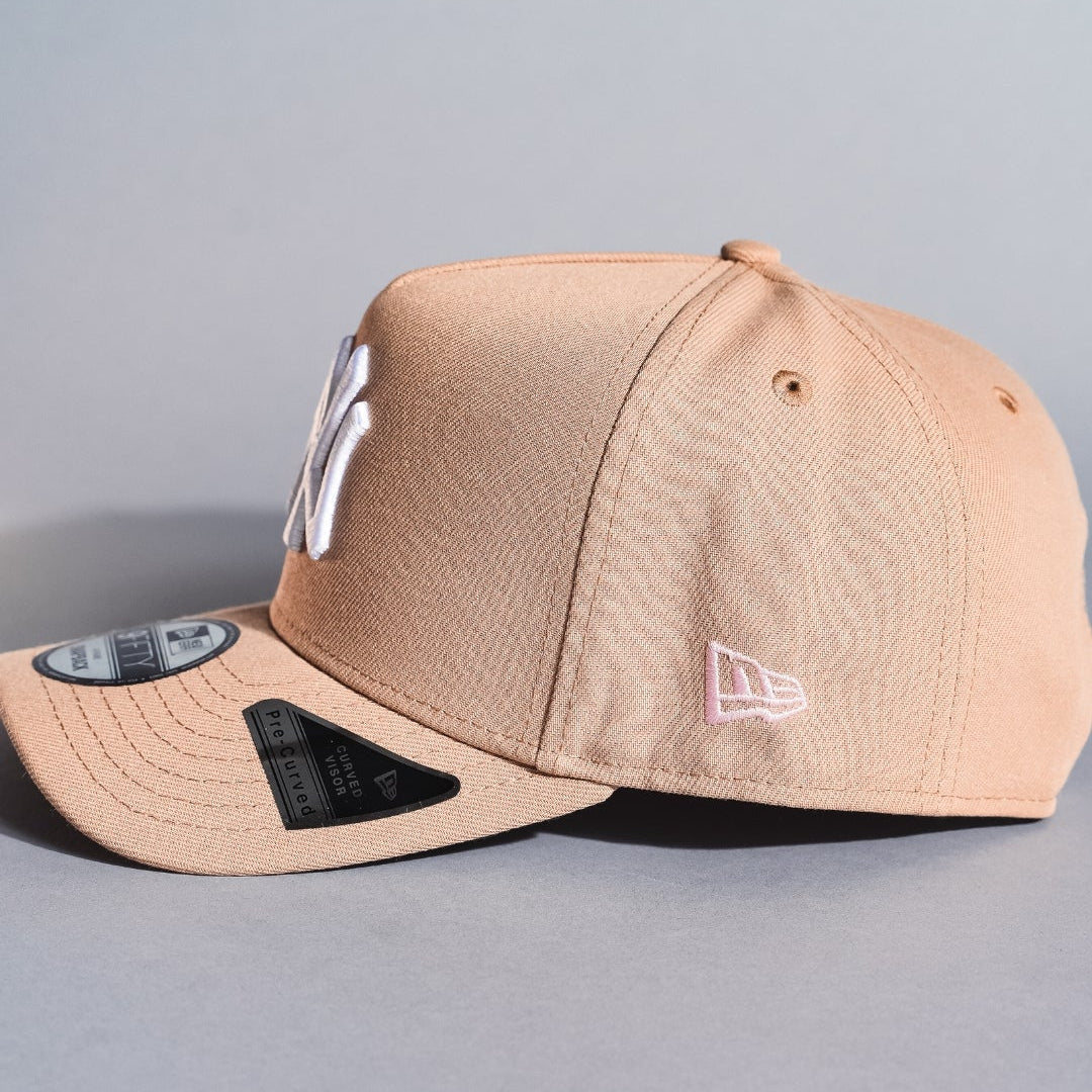 NEW ERA 9FIFTY A-FRAME LIGHT KHAKI NEW YORK YANKEES SNAPBACK W/ 1999 WORLD SERIES SIDE PATCH
