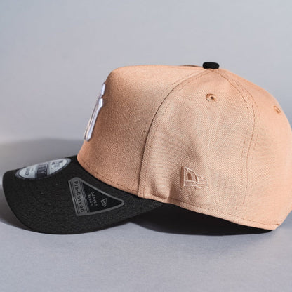 NEW ERA 9FIFTY A-FRAME LIGHT KHAKI/BLACK NEW YORK YANKEES SNAPBACK W/ 1999 WORLD SERIES SIDE PATCH