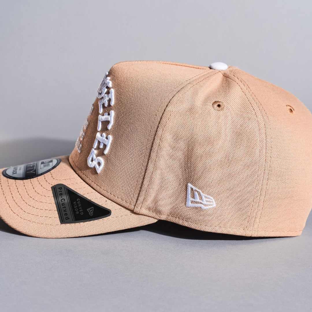 NEW ERA 9FIFTY A-FRAME LIGHT KHAKI LOS ANGELES DODGERS 1958 MLB SCRIPT SNAPBACK W/ JACKIE ROBINSON SIDE PATCH