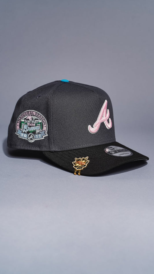 NEW ERA 9FIFTY A-FRAME DARK GREY/BLACK ATLANTA BRAVES SNAPBACK W/ 2017 INAUGURAL SEASON SIDE PATCH