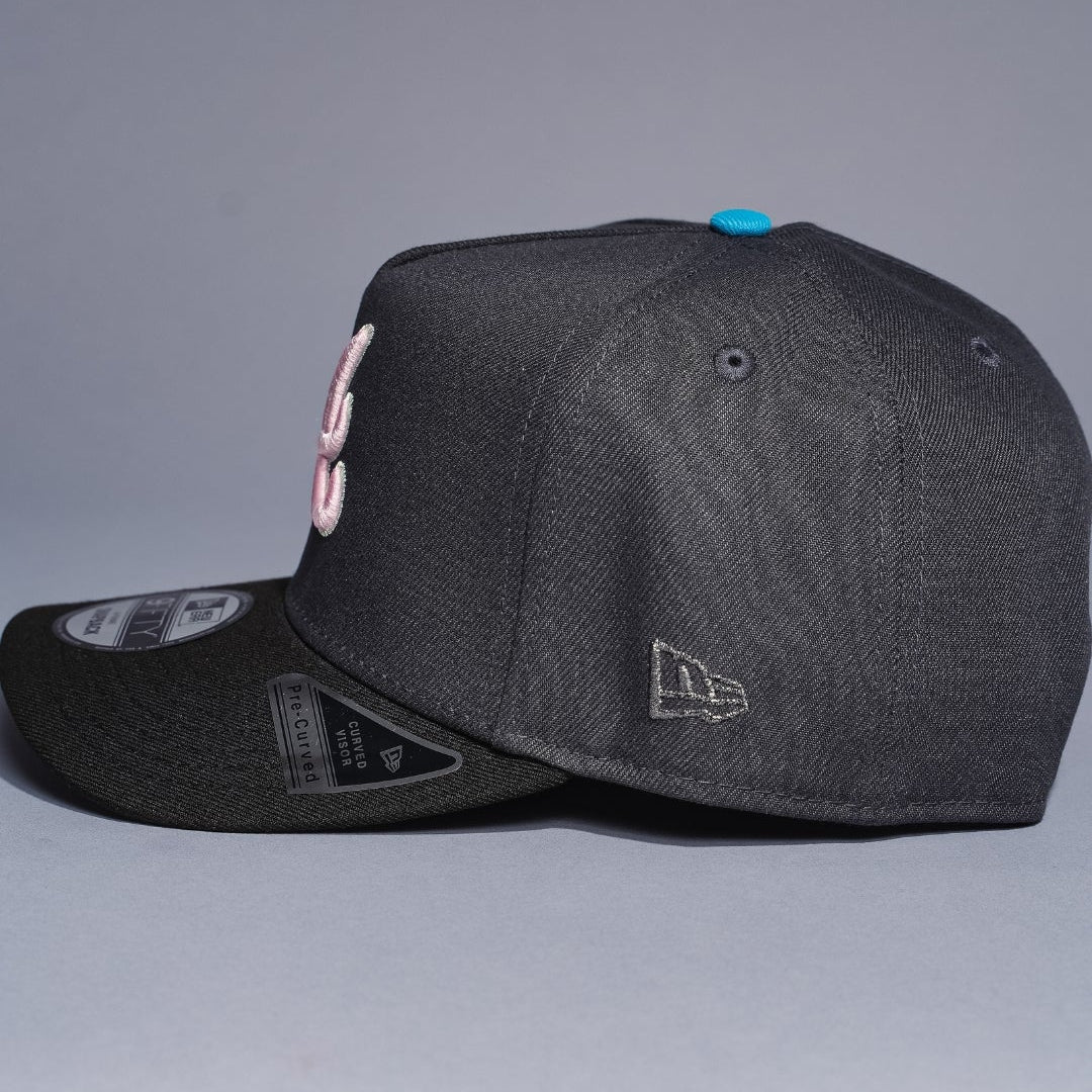NEW ERA 9FIFTY A-FRAME DARK GREY/BLACK ATLANTA BRAVES SNAPBACK W/ 2017 INAUGURAL SEASON SIDE PATCH