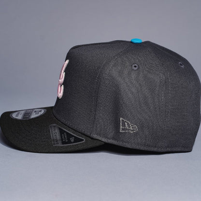 NEW ERA 9FIFTY A-FRAME DARK GREY/BLACK ATLANTA BRAVES SNAPBACK W/ 2017 INAUGURAL SEASON SIDE PATCH