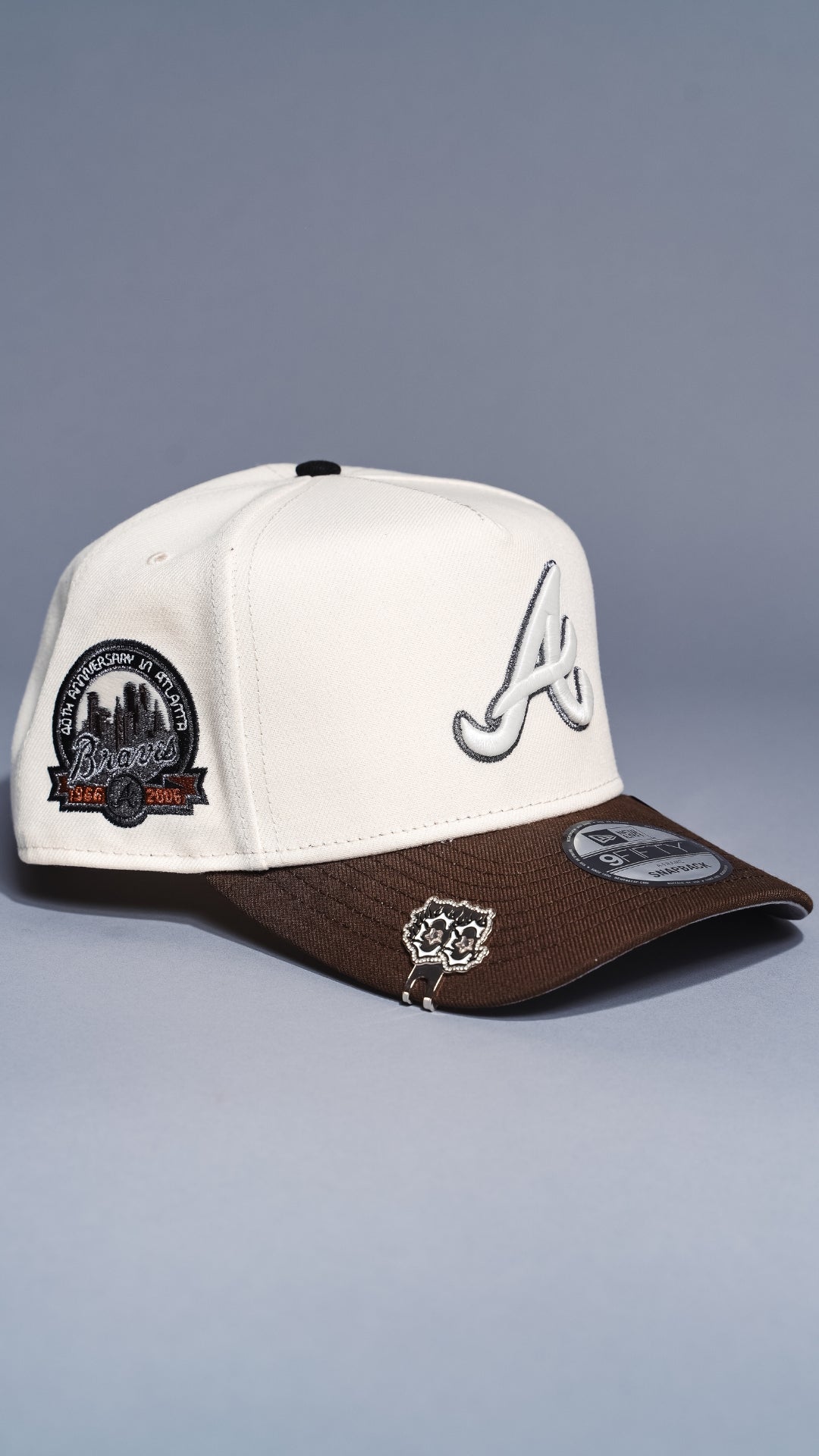 NEW ERA 9FIFTY A-FRAME CHROME/BROWN ATLANTA BRAVES W/ ANNIVERSARY SIDE PATCH