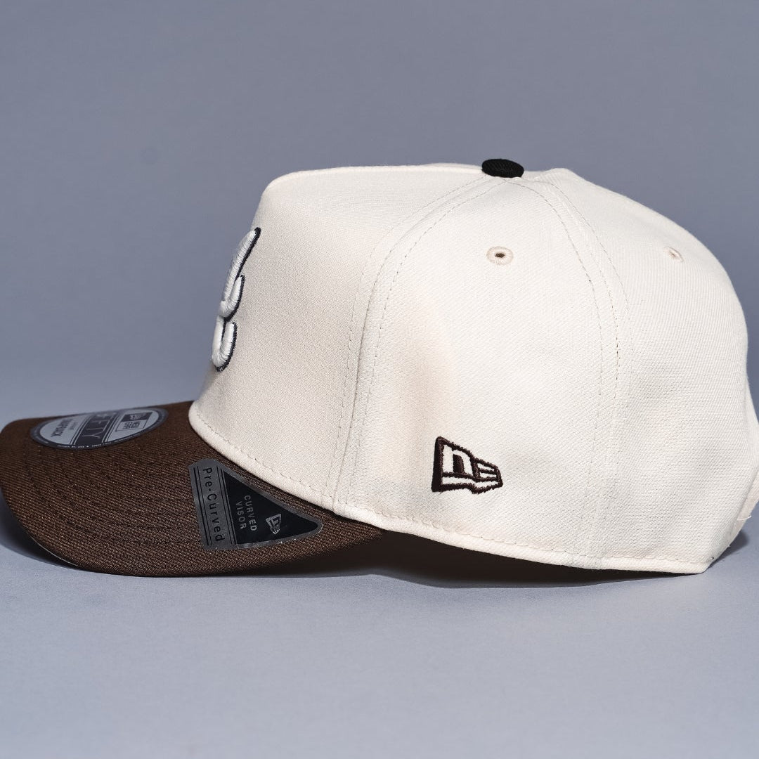 NEW ERA 9FIFTY A-FRAME CHROME/BROWN ATLANTA BRAVES W/ ANNIVERSARY SIDE PATCH