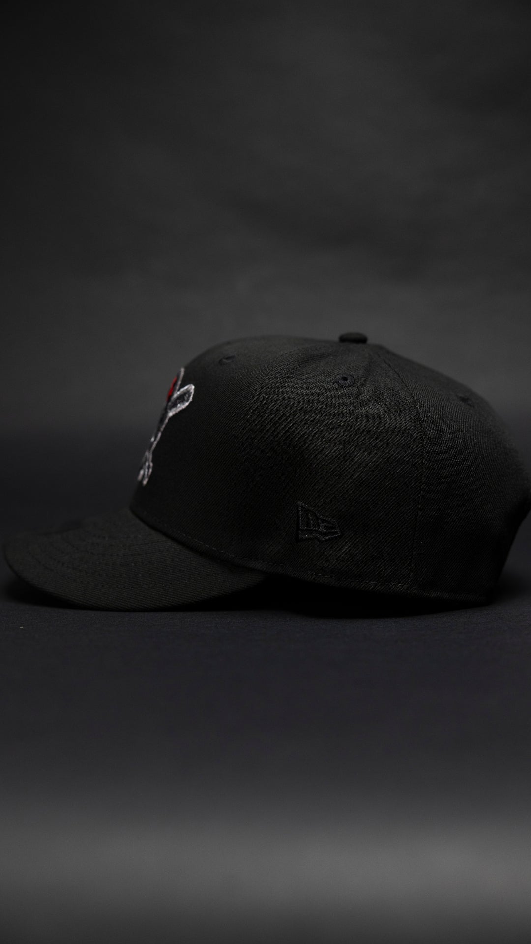 NEW ERA EXCLUSIVE 9FIFTY BLACK PITTSBURGH PIRTAES SNAPBACK W/ PIRATES LOGO SIDE PATCH