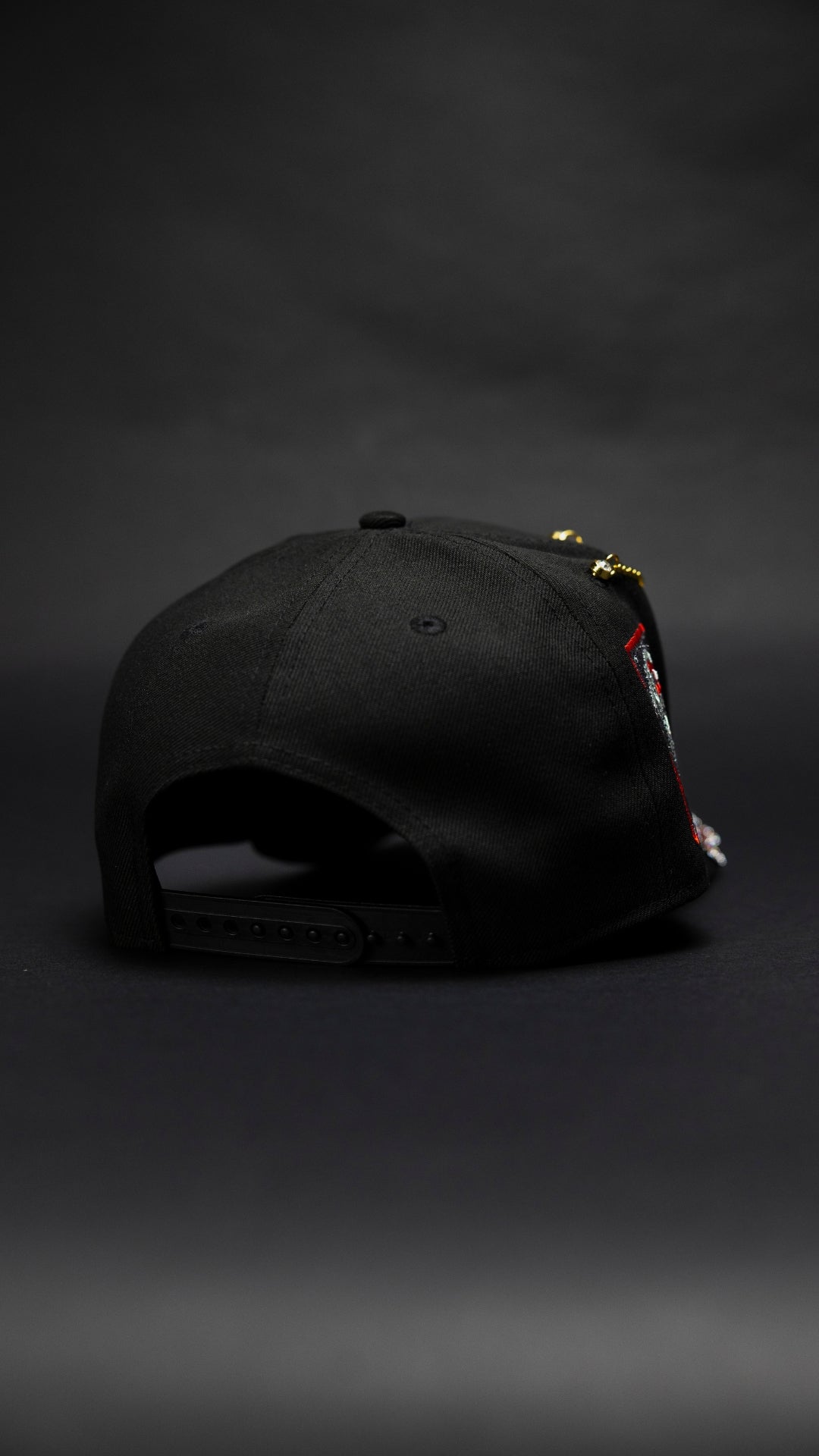 NEW ERA EXCLUSIVE 9FIFTY BLACK PITTSBURGH PIRTAES SNAPBACK W/ PIRATES LOGO SIDE PATCH