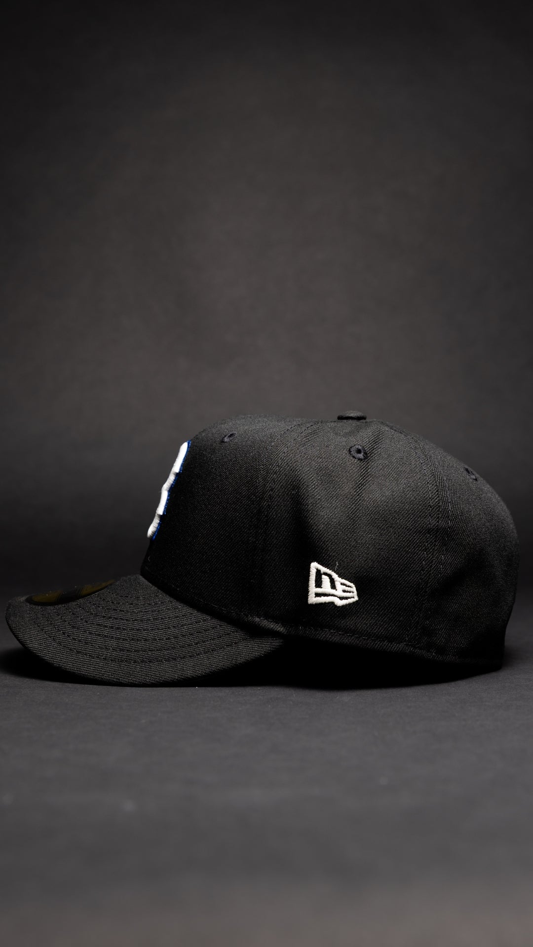 NEW ERA EXCLUSIVE 59FIFTY BLACK BOSTON RED SOX W/ YEARS SIDE PATCH